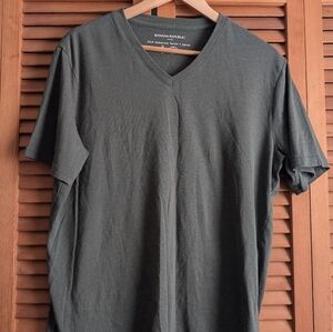 Banana Republic Men's Dark Green V-Neck Tee